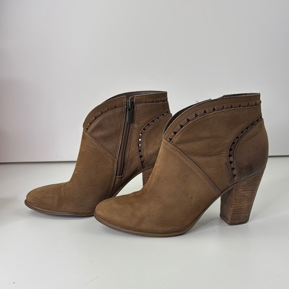 Vince Camuto Brown Heeled Boots with Chunky Heel and Western Design - Picture 5 of 14